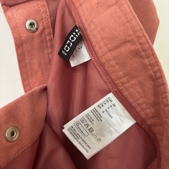 Divided| H&M| Cute A-Line Pinky-Orange Snap Front Faux Suede Mini Skirt Sz 4 - Picture 3 of 4